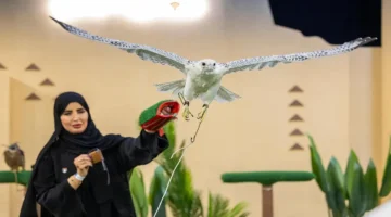 معرض الصقور والصيد السعودي 2025.. الزوار يخلّدون لقاءاتهم بالصقور بصور تذكارية